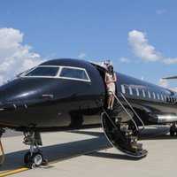 ФОТО: черный и фиолетовый "самолеты для богатых" появились в Вильнюсском аэропорту