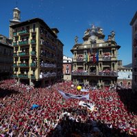 Spānijā sākas ikgadējais Pamplonas vēršu skrējienu festivāls