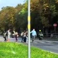Video: Liepājā motobraucēju parādē vīrietis uzstājīgi šķērso ielu, skrien arī bērni