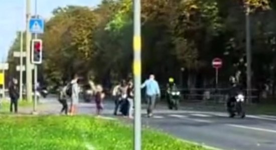 Video: Liepājā motobraucēju parādē vīrietis uzstājīgi šķērso ielu, skrien arī bērni
