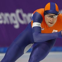 Nīderlandes ātrslidotājs Krāmers trešajās olimpiskajās spēlēs pēc kārtas triumfē 5000 metros