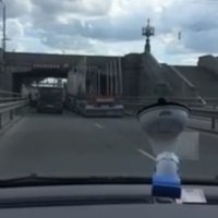 Video: Zem Akmens tilta kārtējo reizi iesprūst kravas auto