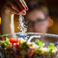 Kāpēc un kā samazināt sāls patēriņu ikdienas uzturā