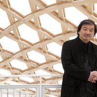 Prestižo arhitektūras Prickera balvu saņem 'katastrofu' māju arhitekts Šigeru Bans