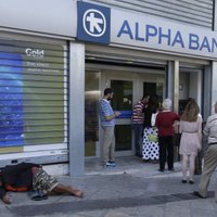 Grieķijas banku slēgšana valsts ekonomikai izmaksājusi trīs miljardus eiro, lēš laikraksts