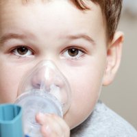 Bērnu pneimonoloģe: Vecāki biežāk bērnus glābj no astmas lēkmes, nevis nopietni ārstē