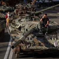 Ukrainas neatkarībai 31: Kijivā eksponē okupantu tankus; kara beigas būs uzvara, apliecina Zelenskis