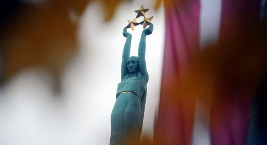 Мужчина справил нужду у памятника Свободы: его оштрафовали на 1000 евро