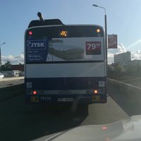 ВИДЕО: Автобус занял на Островном мосту две полосы и создал пробку