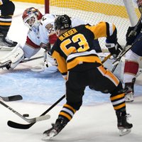 Bļugers gūst vārtus un palīdz 'Penguins' pieveikt NHL līdervienību