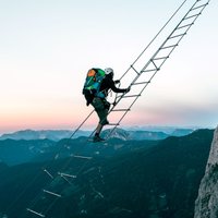 Ceļš uz debesīm – kāpnes Austrijā, kas savieno divas kalnu virsotnes