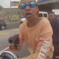 Video: Brazīlijā policists iejaucas motocikla bruņotā laupīšanā