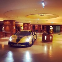 Foto: Betija ar dzelteno 'Ferrari' iebrauc Austrijas viesnīcas foajē