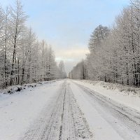 Sniegs un apledojums daudzviet Latvijā apgrūtina braukšanu