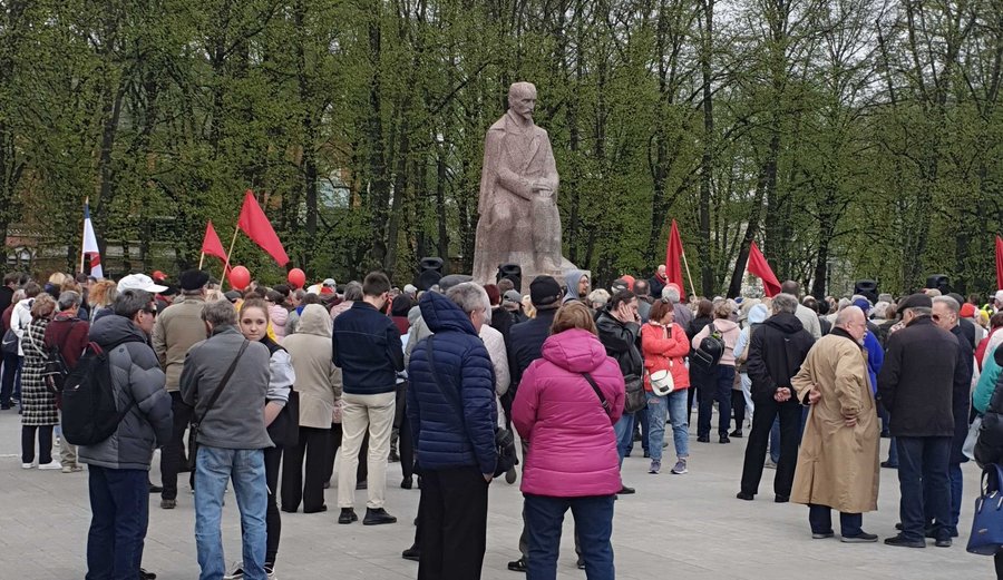 Митинги у памятников 9 мая. Возложение цветов 9 мая. Митинг 9 мая. 1 Мая Латвия. Латвия.