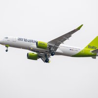 ФОТО: В Ригу прибыл первый самолет airBaltic с новой раскраской