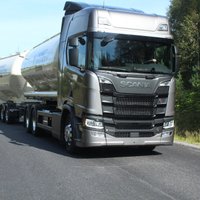 Pie stūres 60 tonnām un 730 zirgspēkiem: 'Delfi' izmēģina jauno 'Scania'