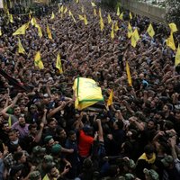 Foto: Tūkstošiem cilvēku pēdējā gaitā pavada 'Hezbollah' Sīrijas augstāko komandieri