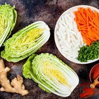 Ziemas salātu karalis – Ķīnas kāposts: 12 receptes kārai nokraukšķināšanai