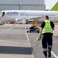 Lidostā 'Rīga' pēc miglas sāk nosēsties pirmās lidmašīnas