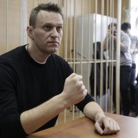 Навальный объяснил, почему его забрали в полицию "в шортах и тапочках"