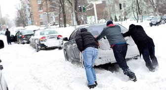 Apdrošinātājs: dramatiski pieaudzis sniega un sala nodarīto postījumu skaits automašīnām