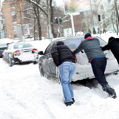 Apdrošinātājs: dramatiski pieaudzis sniega un sala nodarīto postījumu skaits automašīnām