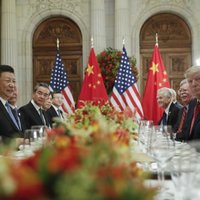 ASV uz 90 dienām aptur paredzēto muitas tarifu paaugstināšanu Ķīnas precēm