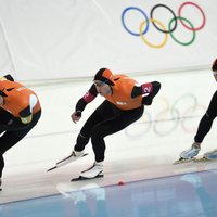 Nīderlandes ātrslidotājiem olimpiskais rekords un uzvara komandu iedzīšanā