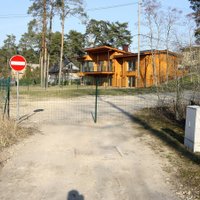 Zemes īpašnieks slēdz publiskas ielas Baltezera ciematā; pašvaldība 'plāta rokas'