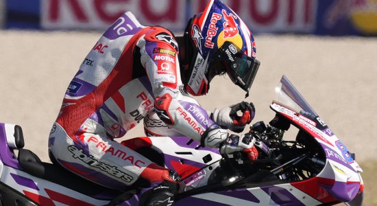 Martins uzvar 'MotoGP' posmā un kopvērtējumā pietuvojas Banjajam