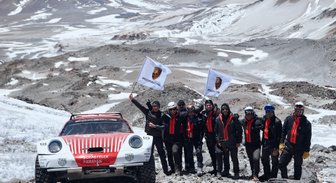 'Porsche 911' izpētes ceļojums uz pasaules augstāko vulkānu