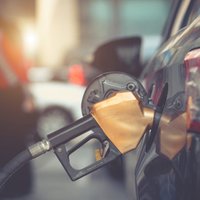 Цена на бензин в Латвии превысила "психологический" предел в два евро