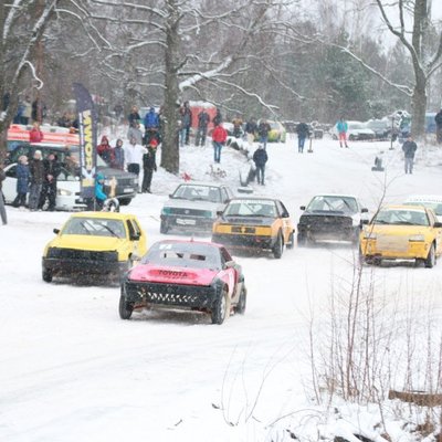 Foto: Folkreisa un autokrosa braucēji beidzot aizvada sniegotas sacīkstes