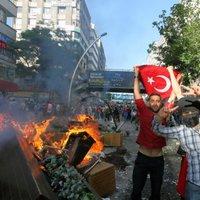 Stambulā protesti pret lielveikala celtniecību pilsētas parkā pārvēršas plašos nemieros