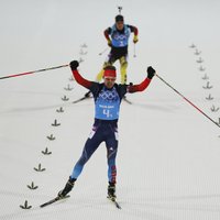 Biatlona stafetē triumfē Krievijas komanda