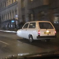 Foto: Rīgā pamanīts Mistera Bīna nicinātais trīsriteņu auto 'Reliant Robin'