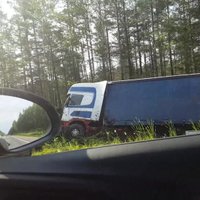 Video: Pie 'Sēnītes' grāvī ieslīdējis kravas auto no Polijas