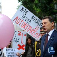 Foto: Aptuveni 100 cilvēki pie Saeimas protestē pret olšūnu ziedošanas ierobežojumiem