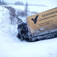Foto: Uz Liepājas šosejas saduras divi kravas auto