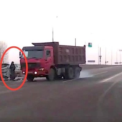 Video: Gājējs veiksminieks – pēc auto avārijas tik noskurina putekļus