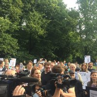 На пикете около сотни человек требуют отставки генпрокурора