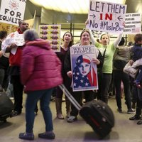 ASV tiesnese bloķē ASV lidostās aizturēto iebraucēju izraidīšanu