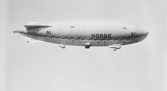 1926. gads: Amundsena brīnumainais lidojums, lidmašīna bez spārniem, dzimst Vinnijs Pūks