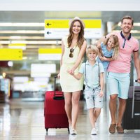 В пункте проверки безопасности в аэропорту "Рига" создана отдельная линия для семей с детьми