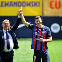 'Barcelona' prezentē Levandovski ar citam futbolistam piederošu numuru