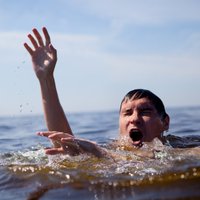 Kā pareizi rīkoties, ja peldoties sarauj krampis