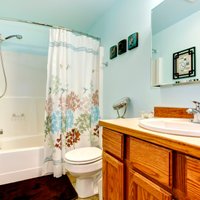 Tīrība vannasistabā - dušas aizkari bez pelējuma pazīmēm