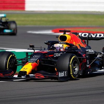Verstapens apdzen Hamiltonu startā un uzvar F-1 sprinta kvalifikācijā