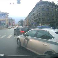 ВИДЕО: "Мгновенная карма". В Риге объехавший пробку водитель был сразу наказан полицией